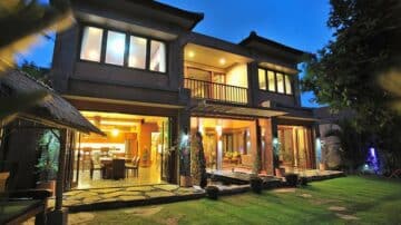 Freehold Beach side villa in the heart of Sanur