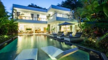 New villa with holiday rental license! In the heart of Seminyak!