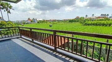 4 bedroom villa for sale freehold in Batubelig with rice field view