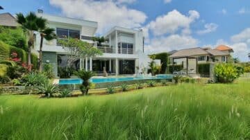 Modern 4 bedroom villa overlooking New kuta Golf course