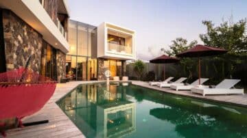 LUXURY VILLA overlooking the Indian Ocean in a most appealing location.
