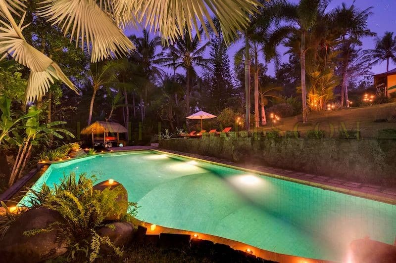 Hak Milik – vila empat kamar tidur berdiri di atas tanah seluas 70+ are dengan taman tropis yang indah